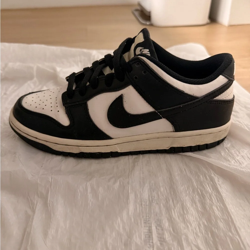 Nike Kids Black and White Low-Top Sneakers (Panda)
